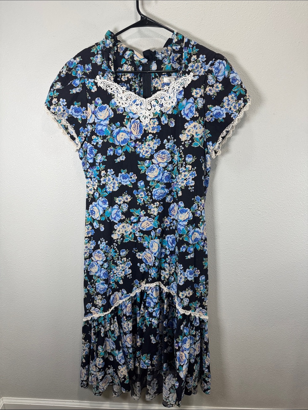 Sun babies liberty house‎ Black Floral Lace Trim Midi Dress Blue Roses Hawaii